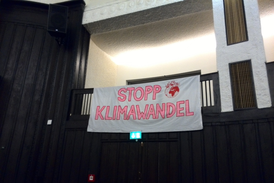 Protest gegen Klimawandel bei einer Podiumsdiskussion zum Klimaschutz in Hamburg. Foto: Lena Schnüpke