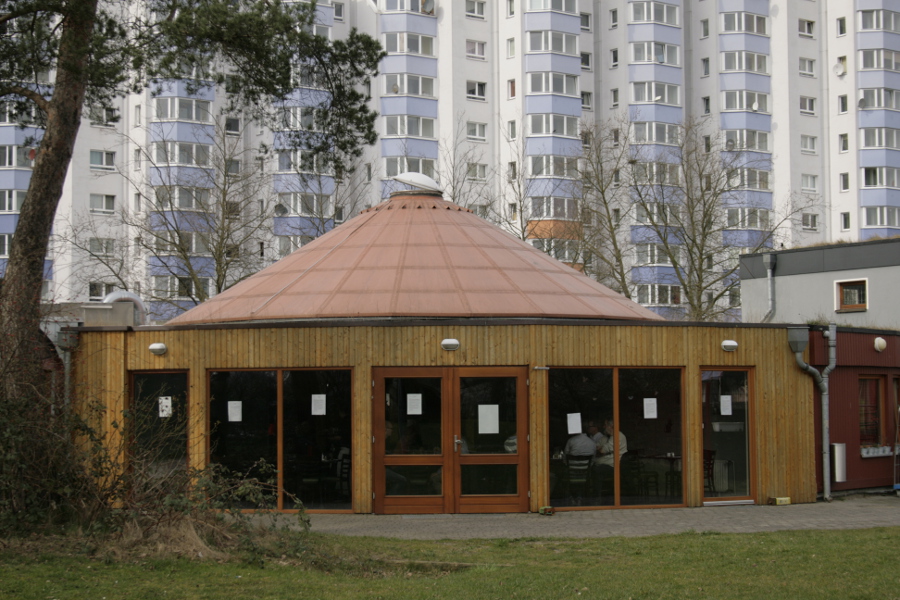 Das zeltartige Gebäude neben der Lenzsiedlung beherbergt ab Mai wieder ein Café. Foto: Anja von Bihl