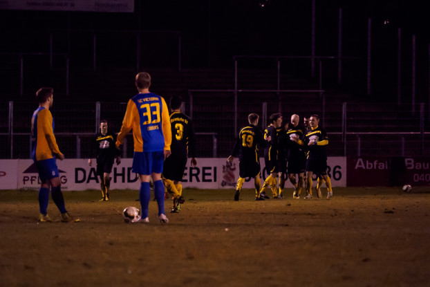 Marius Ebbers und Sebastian Bester geschockt nach 1:2 Rückstand. Foto: Marcel Ruhnau