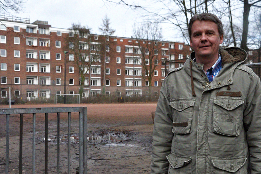 Bei Regen wird Kicken zur Schlammschlacht: Henning Butenschön (HEBC) vor dem Reinmüller Platz 2. Foto: Elena Salerno