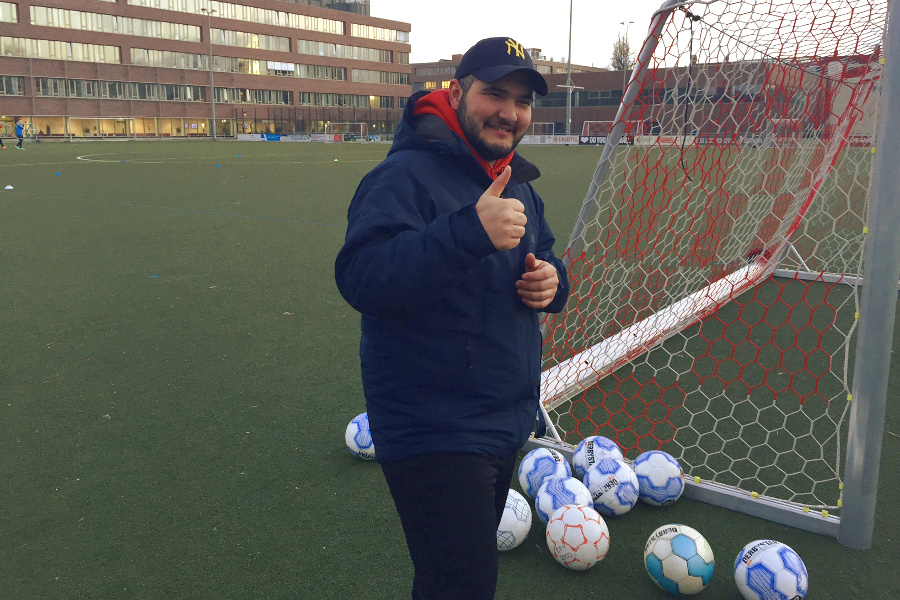 Gümüs bei der Arbeit auf dem Fußballfeld. Foto: Koray Gümüs