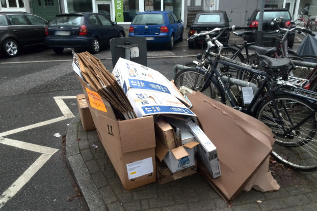 Altpapierberg in der Eichenstraße. Symbolfoto: Lena Schnüpke