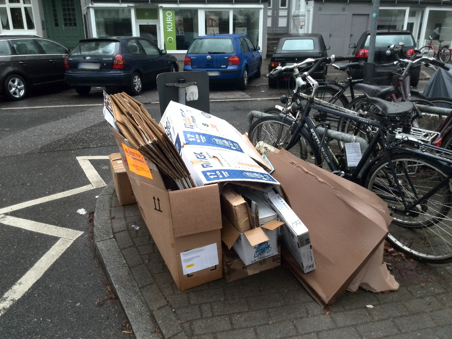 Altpapierberg in der Eichenstraße. Symbolfoto: Lena Schnüpke