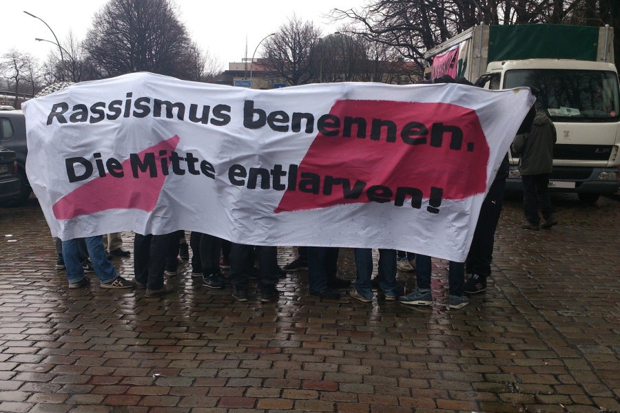 Trotz Regen auf der Straße: Rund 1.000 Demonstranten protestierten für die Flüchtlingsunterbringung Sophienterasse. Foto: Annika Demgen