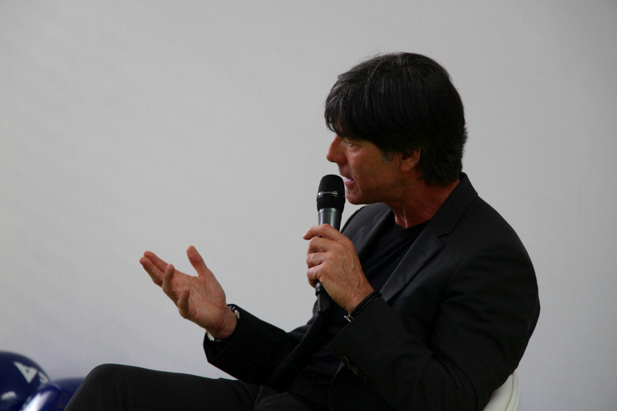 Erklären und Gestikulieren. Löw zeigt Körpereinsatz beim Beantworten der Fragen. Foto: Lena Schnüpke