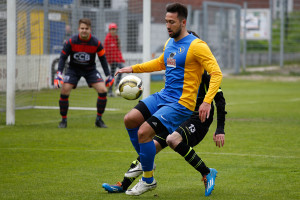 Zweikampf mit seinem alten Kollegen Eyke Hendrik Kleine. Foto: Nicolas Döring