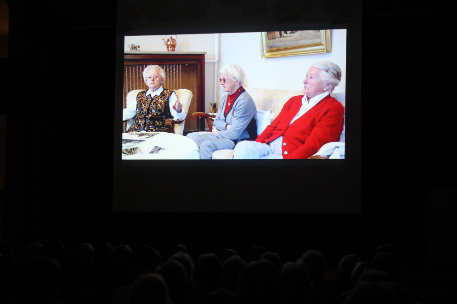 Margarete Timm (1927), Erika Timm (1931), Magda Köser (geb. Timm, 1924) (v.l.) erzählen von ihren Erinnerungen. 