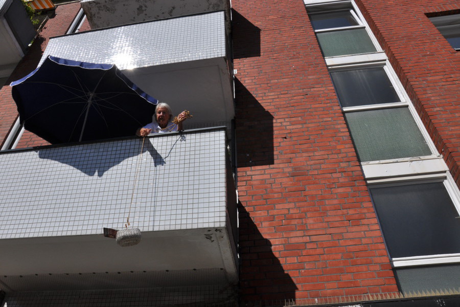 Der Korb erleichtert Herma Tokman ihren Alltag. Foto: Rebecca Winkens