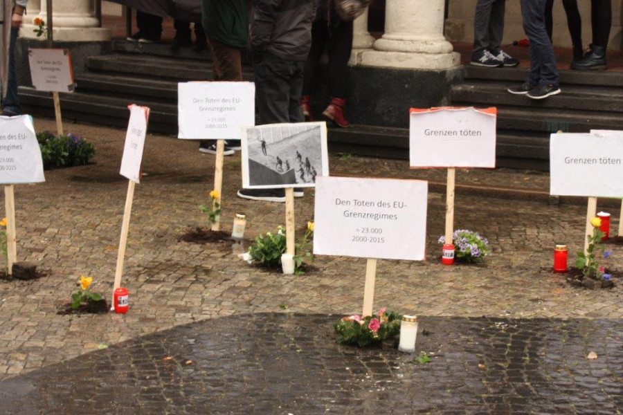 Symbolische Gräber vor dem Hauptgebäude der Universität. Foto: AStA der Uni Hamburg.