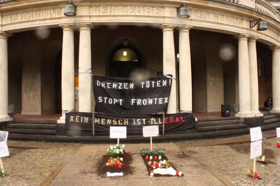 Symbolische Gräber vor dem Universitätshauptgebäude. Foto: AStA der Uni Hamburg