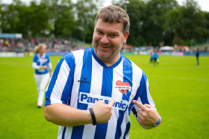 Elton beim Kicken mit Herz. Foto: Oliver Reetz.