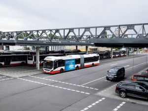 Blick von der neuen Dachterrasse der Kantine auf die Busstellplätze, die alle mit Strom- und Druckluftversorgung ausgestattet sind. Foto: Dennis Imhäuser