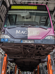 Ein Blick in die Werkstätten: Diese bieten nun mehr Platz. Das kommt den Mechanikern zugute, die deutlich einfacher an die Technik der Busse kommen. Foto: Dennis Imhäuser