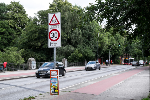 Ab dem Isebekkanal bis zur Kippingstraße gilt auf der Bundesstraße ab sofort Tempo 30. Foto: Dennis