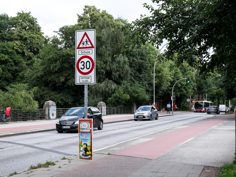 Ab dem Isebekkanal bis zur Kippingstraße gilt auf der Bundesstraße ab sofort Tempo 30. Foto: Dennis