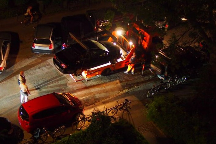 Das Auto wird schließlich abgeschleppt. Foto: Eimsbütteler Nachrichten
