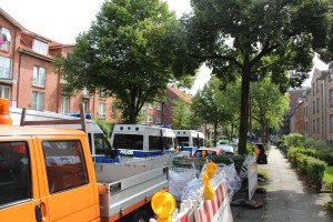 Einige Mannschaftswagen der Polizei reihen sich in der Henriettenstraße. Foto: Lukas Gilbert
