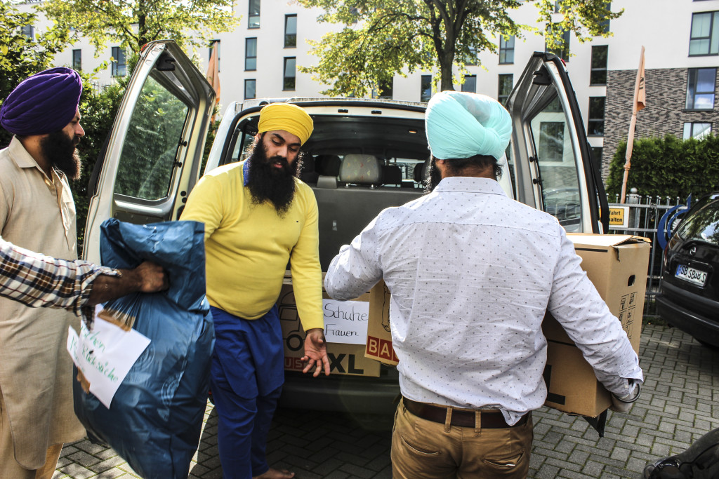 6o Kartons und Säcke voll Kleidung spendeten Gemeinde-Mitglieder. Foto: Gurudwara Singh Sabha e.V.