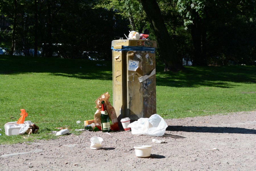 On days after the park has had many visitors, litter is often everywhere. Griscenco says he thinks that larger garbage cans and increasing the number of times the park is cleaned each week would help the problem, but Altona, the administrative district responsible for Schanzenpark’s care, doesn’t share Griscenco’s beliefs. Foto: Chad Smith