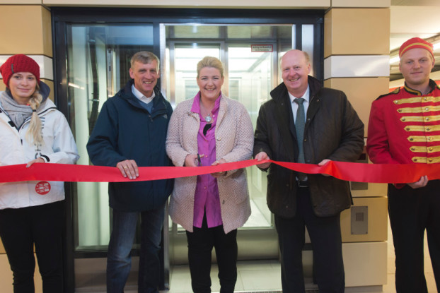 Torsten Sevecke, Anke Harnack und Jens-Günter Lang freuen sich über eine weitere barrierefreie U1-Station. Foto: HHA