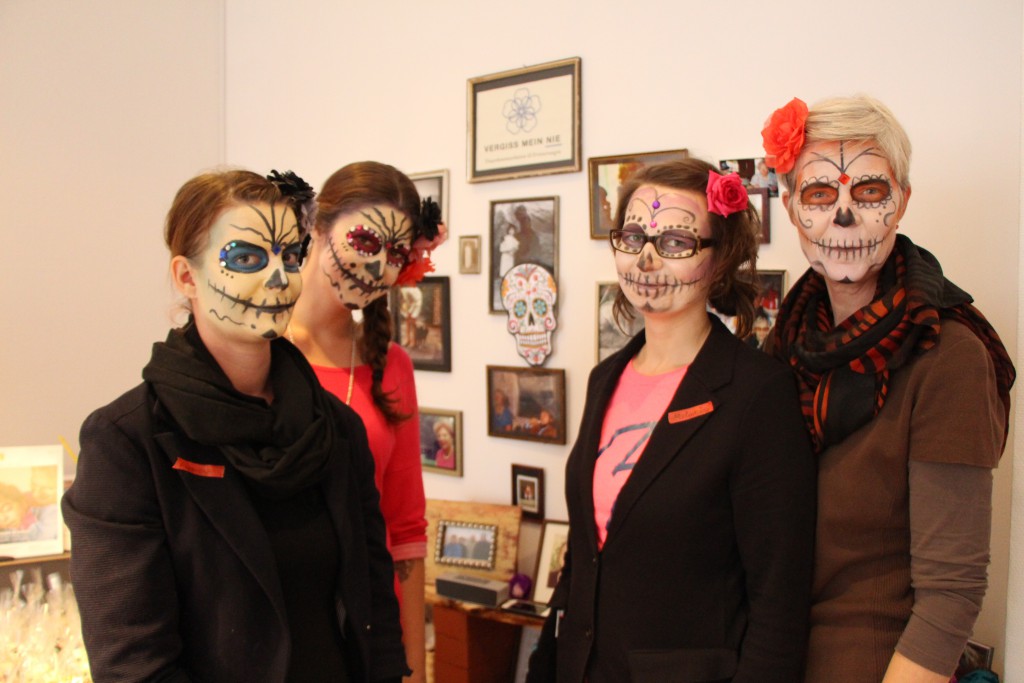 Standen auch selbst am Samstag ganz im Zeichen der mexikanischen Tradition: Anemone Zeim, Madita van Hülsen, Melanie Torney und Ina Hattebier (v.l.) von der "Initiative Trauernetzwerk". Foto: Julia Dziuba