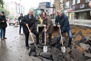 Der Senator für Wirtschaft, Verkehr und Innovationen, Frank Horch, Radverkehrskoordinatorin Kirsten Pfaue und Bezirksamtsleiter Torsten Sevecke beim Spatenstich am 15.10.2015 in der Osterstraße. Foto: Agathe Bogacz