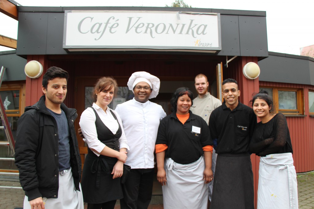 Die Azubis aus dem Café Veronika mit Eric Juma-Stichel im Zentrum. Foto: Annika Demgen