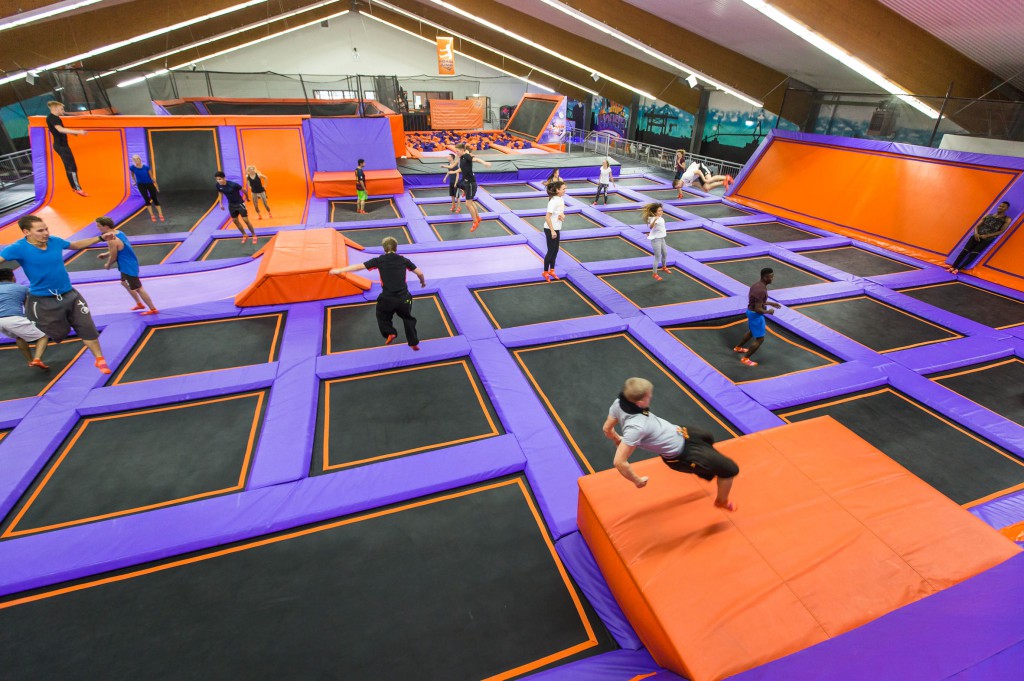 Auf einer Fläche von 3000 Quadratmetern gibt es im Trampolinpark über 100 Trampoline in verschiedenen Bereichen. Wie wäre es zum Beispiel mit 3D Völkerball? Noch nie gehört? Dann probier es aus. Hinterher gibt es Getränke in der Jump House Lounge. Weitere Informationen Foto: JUMP House/ Anna-Lena Ehlers