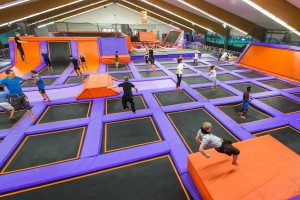 Auf einer Fläche von 3000 Quadratmetern gibt es im Trampolinpark über 100 Trampoline in verschiedenen Bereichen. Wie wäre es zum Beispiel mit 3D Völkerball? Noch nie gehört? Dann probier es aus. Hinterher gibt es Getränke in der Jump House Lounge. Weitere Informationen Foto: JUMP House/ Anna-Lena Ehlers
