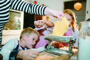 Bibi und Tina Kochkurs, Schwedische Küche und Osterbäckerei- das ist nur ein kleiner Auszug aus dem liebevollen Angebot der Kinderküche. Hier können unsere Kleinsten das Kochen und Backen lernen- und natürlich selber testen, ob es schmeckt. Weitere Informationen Foto: Kinderküche