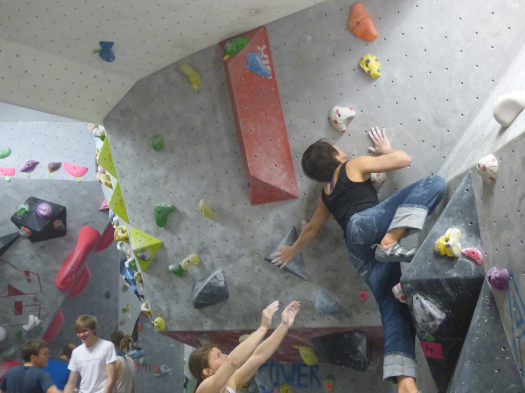 Salon du Bloc- das Bouldercafé. Auf einer Fläche von 400 Quadratmetern kann bis zu 4,5 Meter hoch geklettert werden. Bouldern bedeutet klettern ohne Seilabsicherung. Der Boden ist natürlich mit Matten ausgelegt. Im Anschluss gibts Getränke im Bistro oder Entspannung in der Sauna. Weitere Informationen Foto: Salon du Bloc