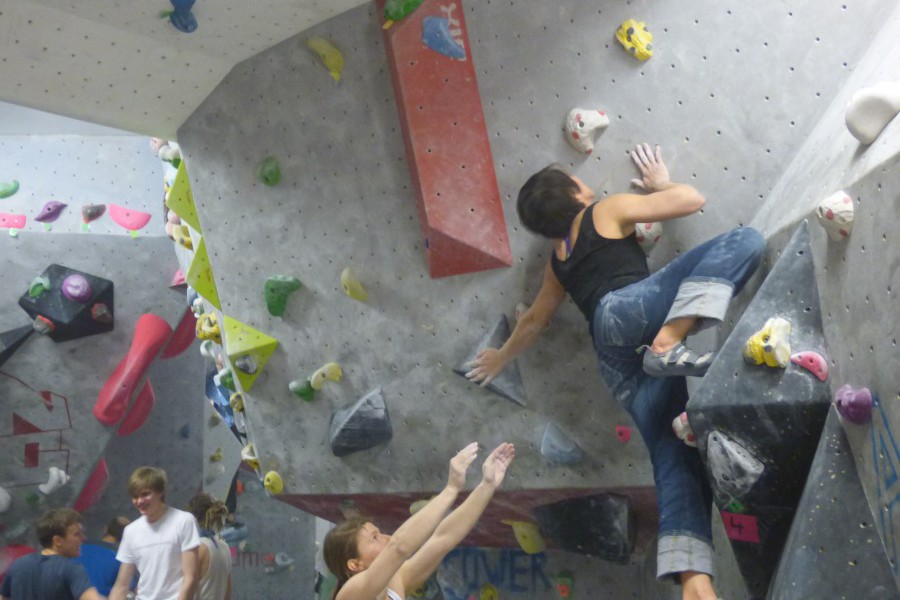 Salon du Bloc- das Bouldercafé. Auf einer Fläche von 400 Quadratmetern kann bis zu 4,5 Meter hoch geklettert werden. Bouldern bedeutet klettern ohne Seilabsicherung. Der Boden ist natürlich mit Matten ausgelegt. Im Anschluss gibts Getränke im Bistro oder Entspannung in der Sauna. Weitere Informationen Foto: Salon du Bloc