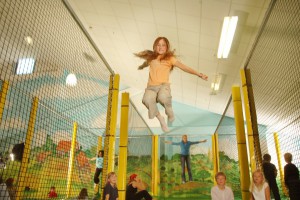 Ein riesen Indoor-Spielplatz mit ganz viel Platz, um sich mal richtig auszutoben. Rutsche, Kletterlabyrinth und Co warten auf euch. Also 3, 2, 1... Schuhe aus und los. Weitere Informationen Foto: rabatzz!