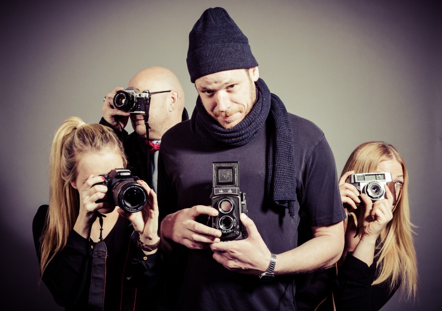 Vier Auszubildende stellen ihr Fotoprojekt vor. Foto: Fotoprojekt "Realität"