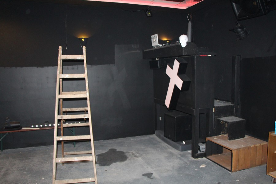 Hier soll später der DJ für Musik sorgen. Foto: Louisa Grewe