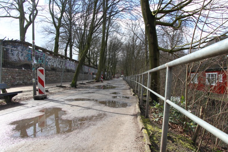 Vor allem über die nassen Wege an der Isebek wird sich immer wieder beschwert. Foto: Niklas Rademacher