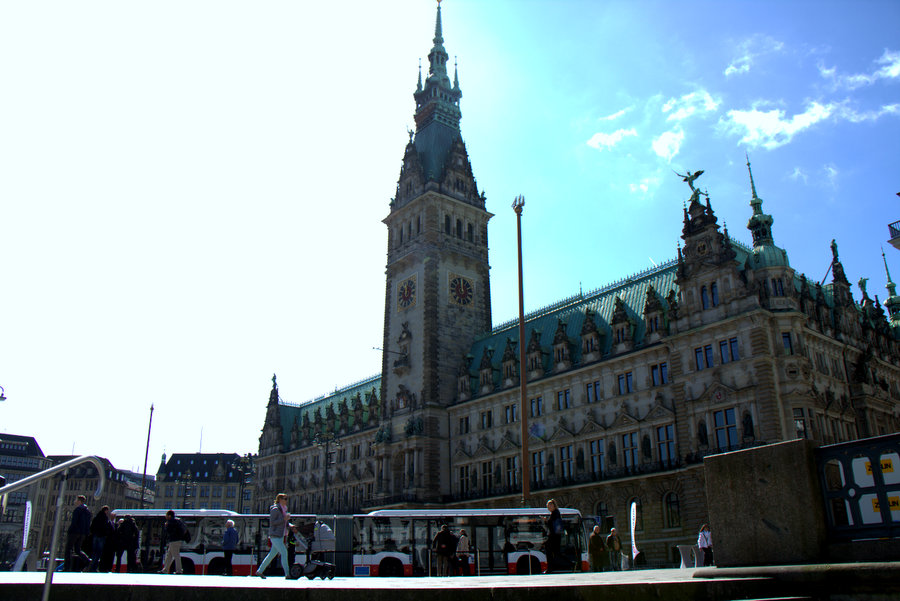 Die Eröffnung des HVV-WLANS fand vor dem Rathaus statt. Foto: Niklas Rademacher