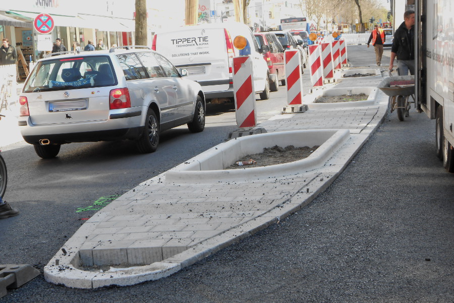 Die ersten neuen Mittelstreifen in der Osterstraße werden sichtbar. Foto: Anja von Bihl