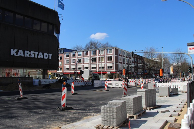 Der Kreuzungsbereich am Heußweg soll pünktlich zum Osterstraßenfest fertiggestellt werden. Foto : Marthe-Marie Nowak
