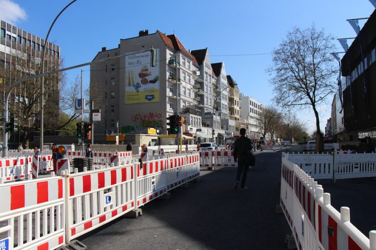 Seit Februar schlängelten sich Fußgänger, Fahrradfahrer und Autos durch das Bauzaun-Labyrinth. Am 30. Mai wurde die Kreuzung wieder freigegeben. Foto: Marthe-Marie Nowak