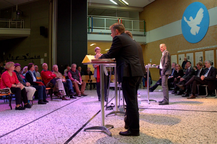 Bis 21:30 Uhr dauerte die Fragerunde in der Julius-Leber-Schule an. Foto: Annika Demgen