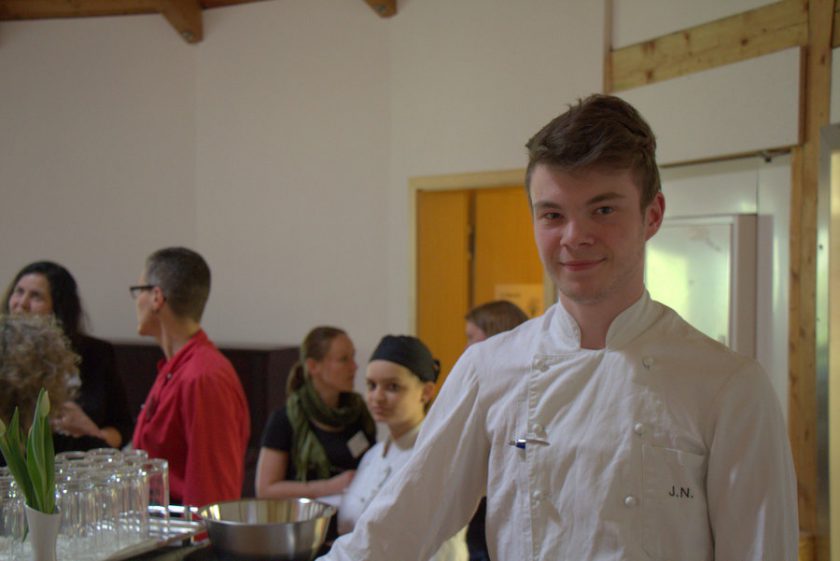 "Weil ich gerne koche": Jasper Nitz (19) absolviert im Café Büchner seine Ausbildung. Foto: Annika Demgen