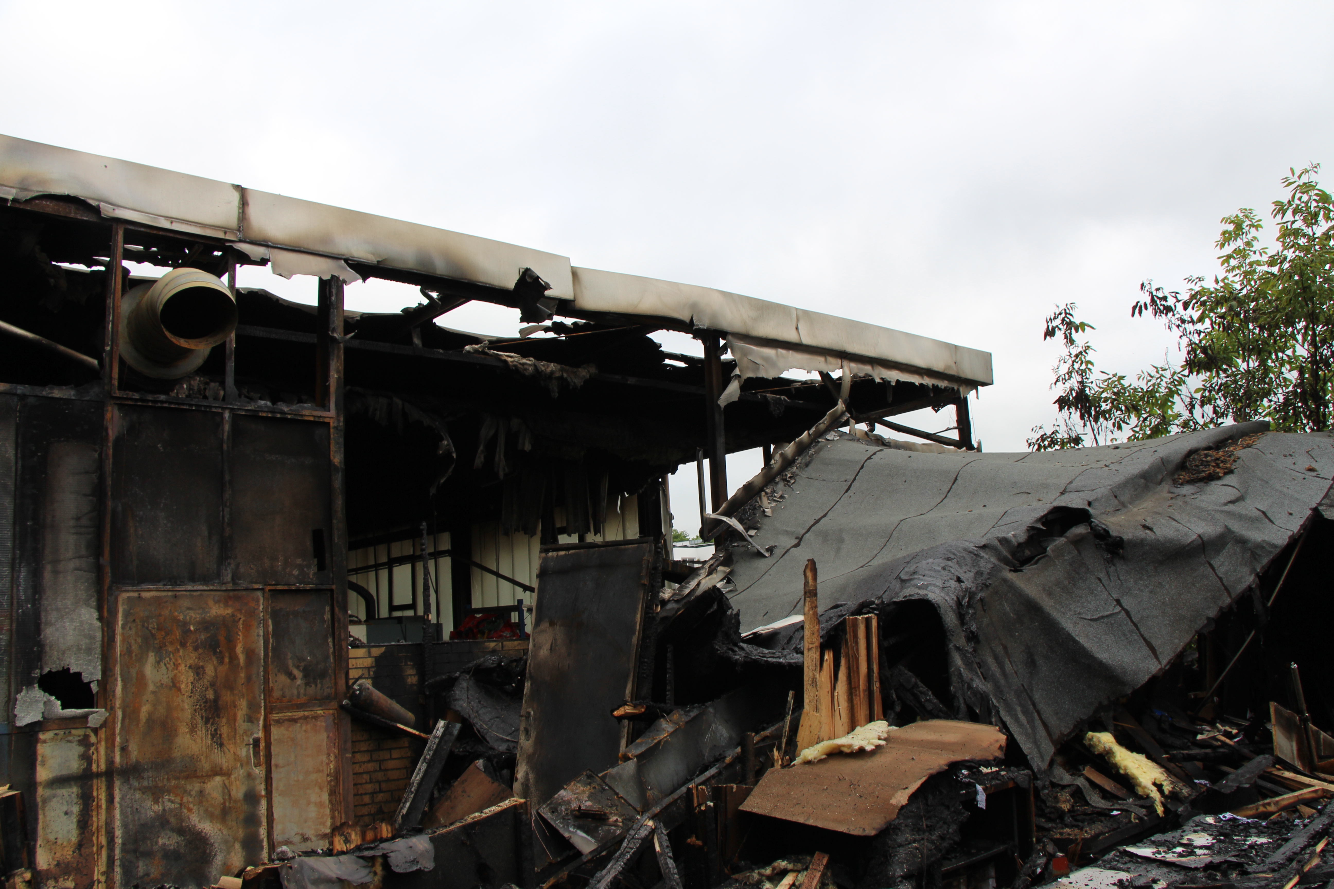 Durch den Brand, wurde auch das Dach schwer beschädigt. Foto: Niklas Rademacher