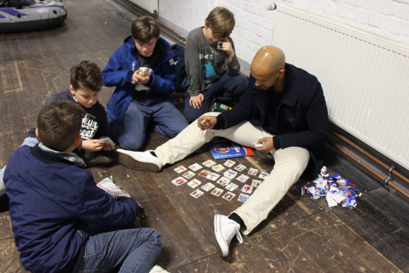 Auch Pause muss sein. Aufkleber können die Schüler diesmal mit Schauspieler Patrick Abozen tauschen. Foto: Adina Bischoff