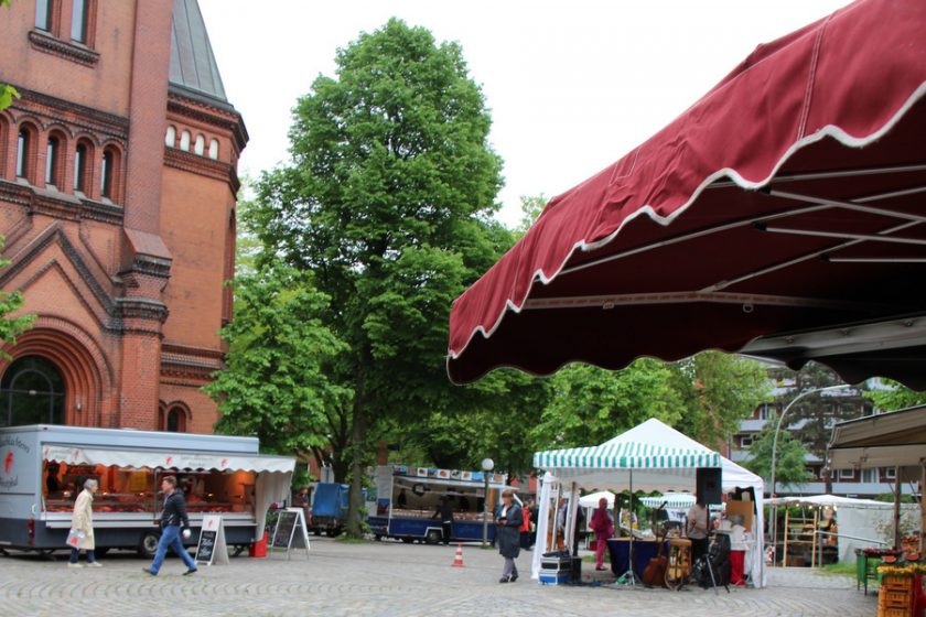 Jeden Mittwoch findet der Markt vor der Apostelkirche statt. Foto: Felix Kirsch