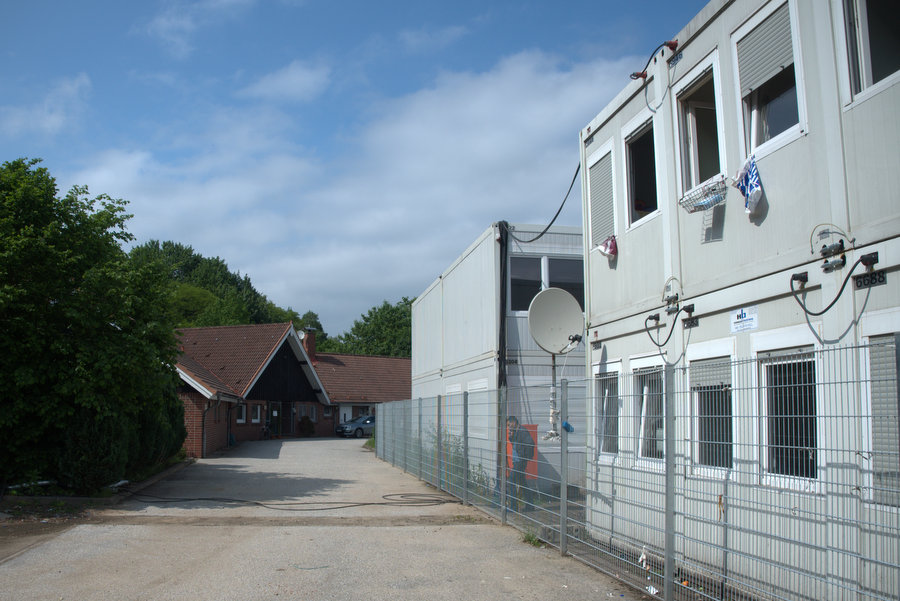 Dicht an dicht: Die Container der ZEA liegen direkt neben dem Vereinsgebäude. Foto: Annika Demgen