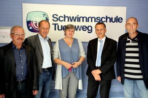 Von links nach rechts: Jürgen Mantell, Frank Fechtner, Ulrike Lammen, Christoph Holstein, Thomas Beyer am Mittwoch beim Jubiläum der Schwimmschule Turmweg. Foto: Holger Vogel