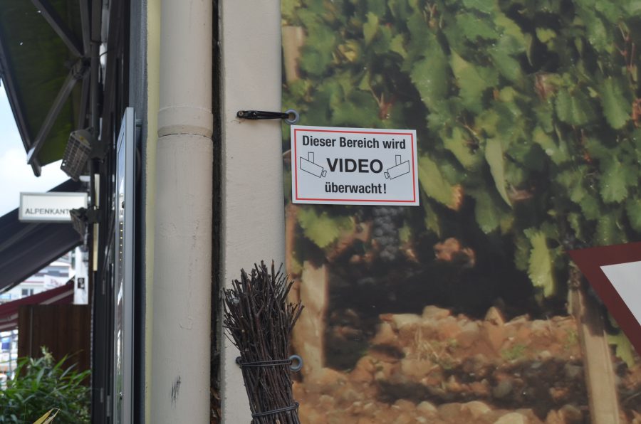 Mittlerweile gibt es kaum einen Ort, an dem nicht videoüberwacht wird, wie hier in einem Hinterhof in Eimsbüttel.