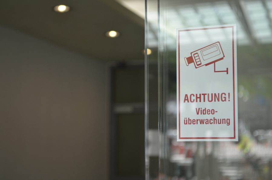 Nach dem Bundesdatenschutzgesetz muss jede Videoüberwachung für die Betroffenen sichtbar gemacht werden, zum Beispiel durch ein Hinweisschild.