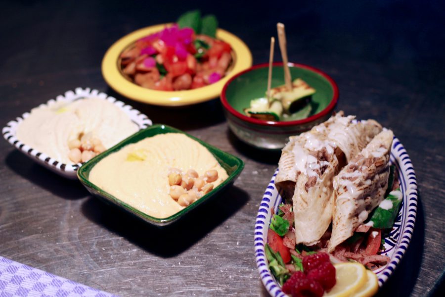 Zwei Sorten Hummus, Ful, Schafskäse in Zucchini und Shawarma auf Himbeeren. Foto: Lina Beling
